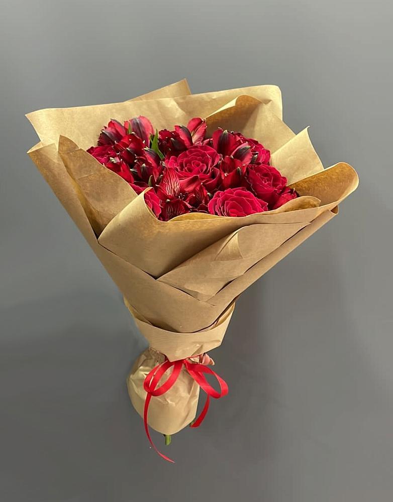 Букет цветов из: Альстромерии и Розы в Лузино