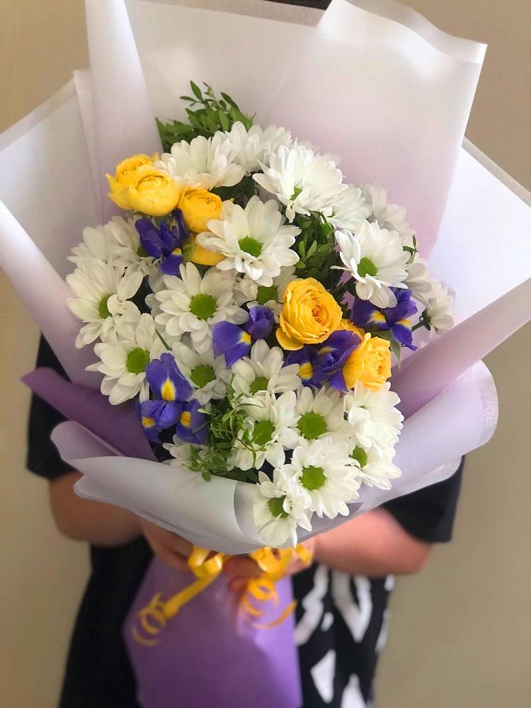 Букет цветов из: Ирисы, Хризантемы и Розы в Лузино