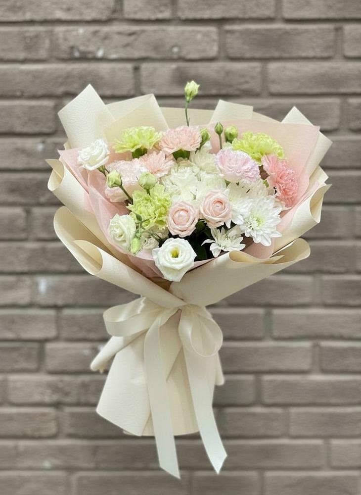 Букет цветов из: Гвоздики, Розы, Лизиантусы и Хризантемы в Лузино