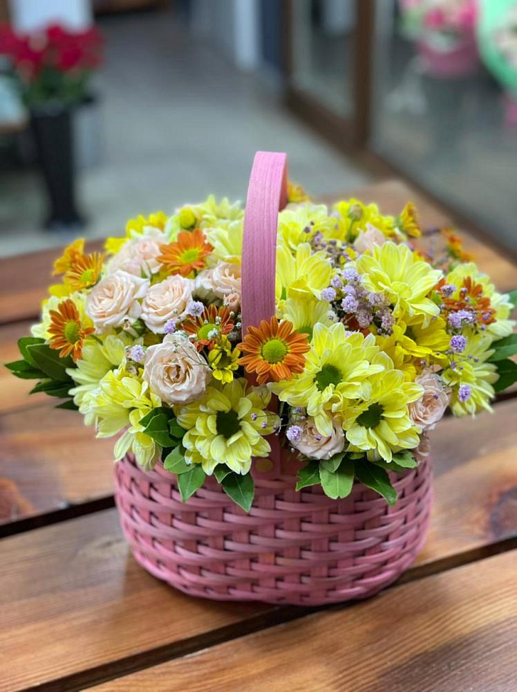 Цветочная композиция из Хризантемы и Розы в корзине в Лузино