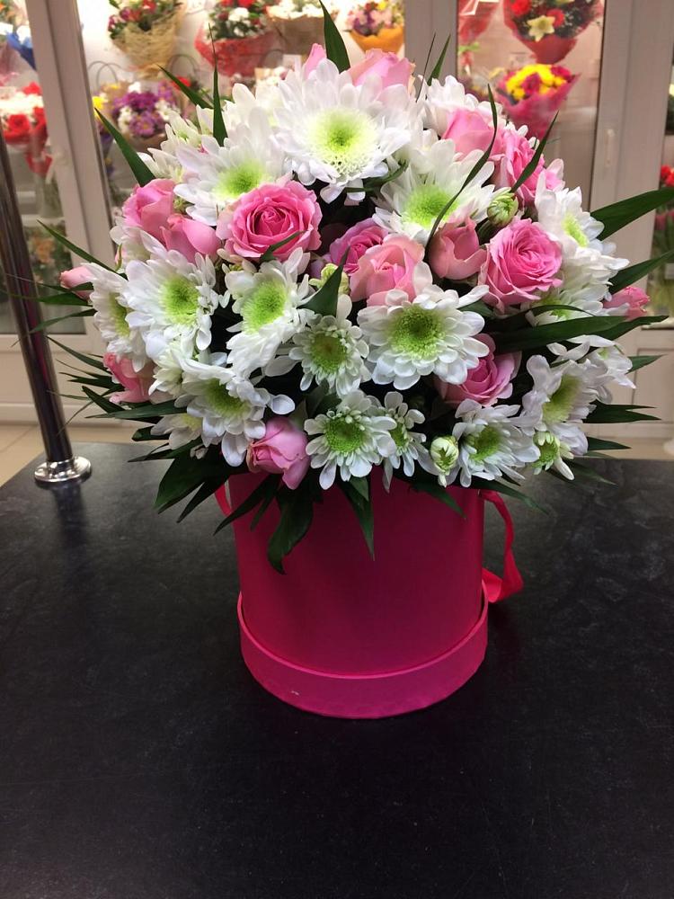 Цветочная композиция из Розы и Хризантемы в шляпной коробке в Лузино