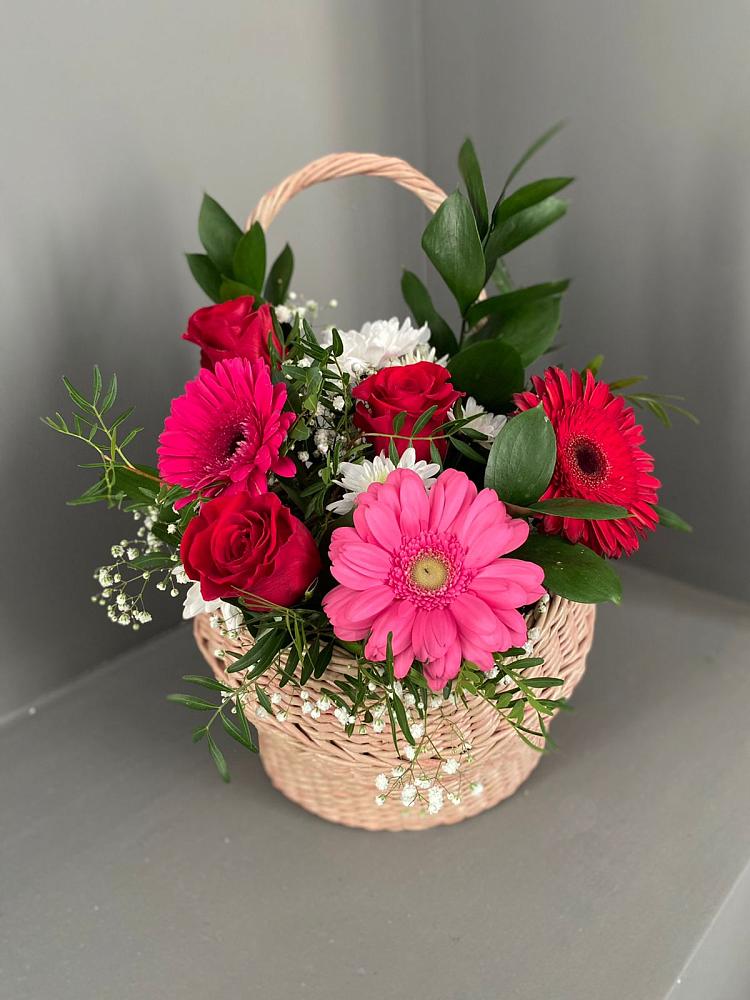 Цветочная композиция из Розы, Хризантемы и Герберы в корзине в Лузино