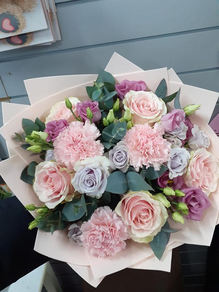 Букет цветов из: Розы, Гвоздики и Лизиантусы в Лузино